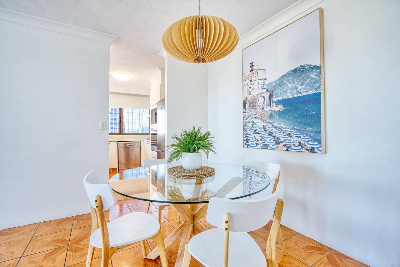 Beachfront Resort-style In Surfers Paradise *