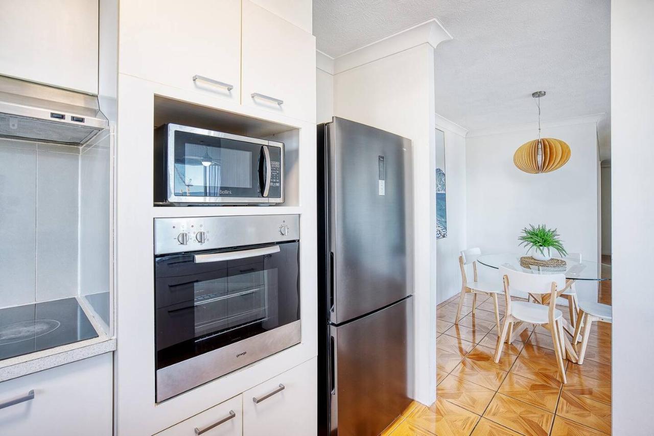 Beachfront Resort-style In Surfers Paradise Apartment