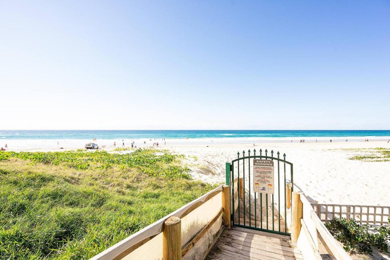 Beachfront Resort-style In Surfers Paradise Apartment