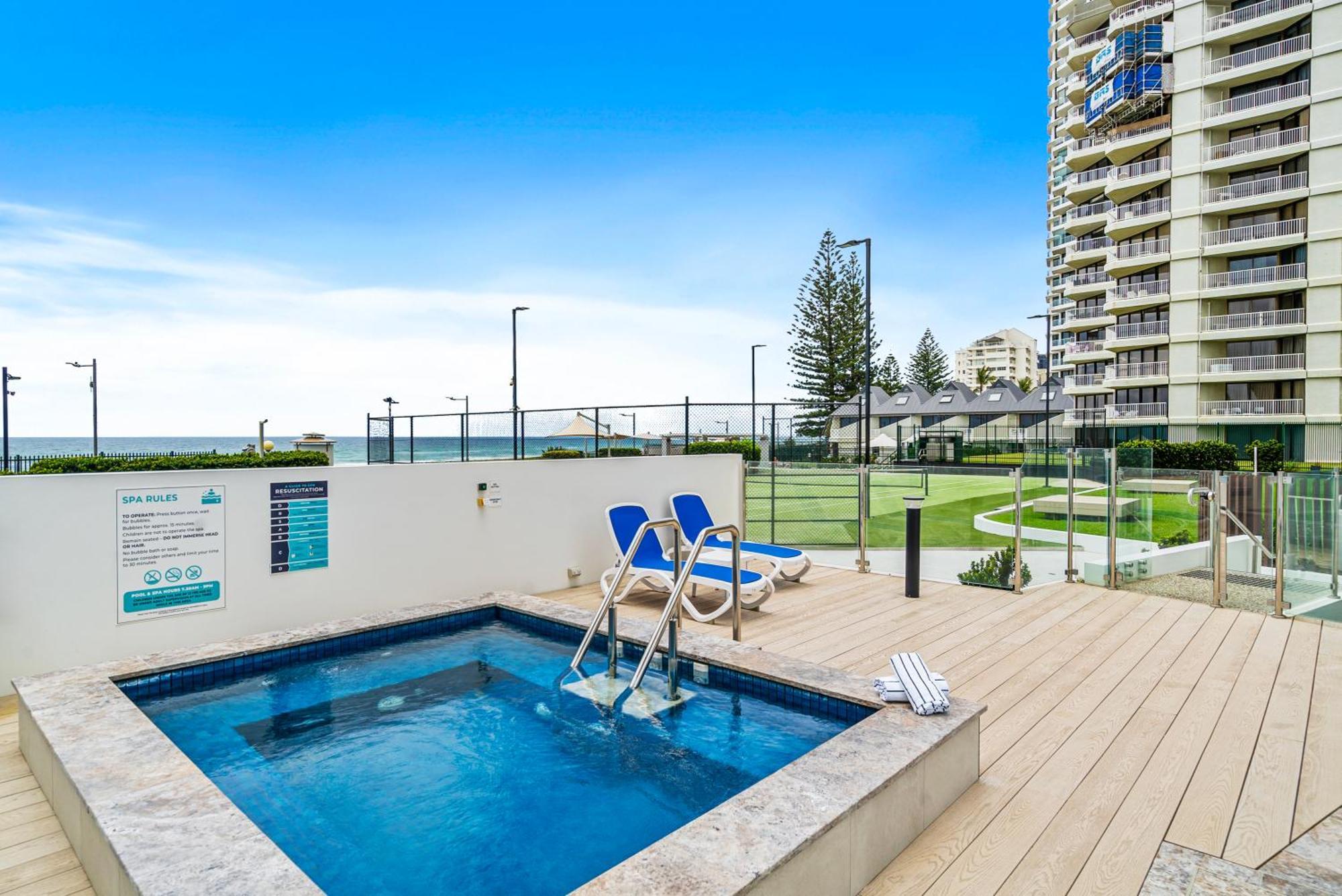Beachfront Resort-style In Surfers Paradise *