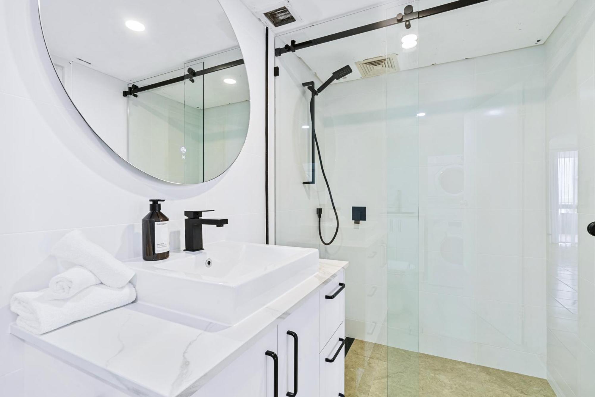 Beachfront Resort-style In Surfers Paradise Apartment